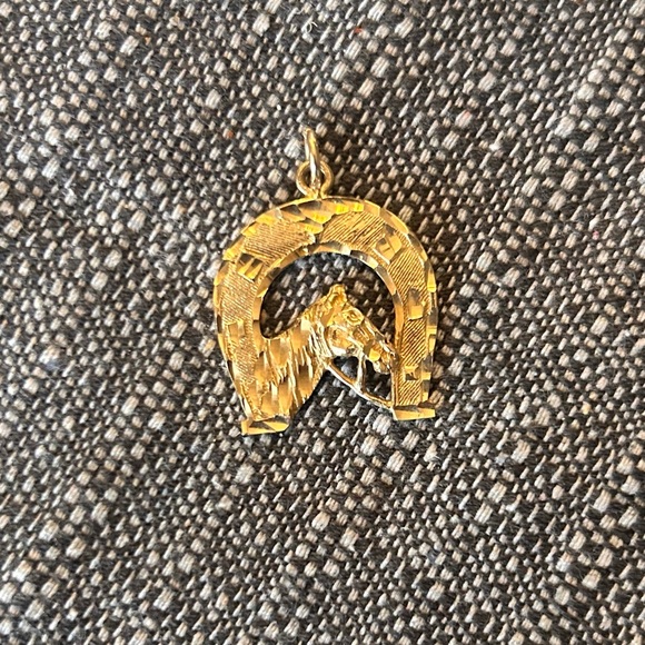 10K Gold Pendant Horse Horseshoe Charm - Picture 2 of 4